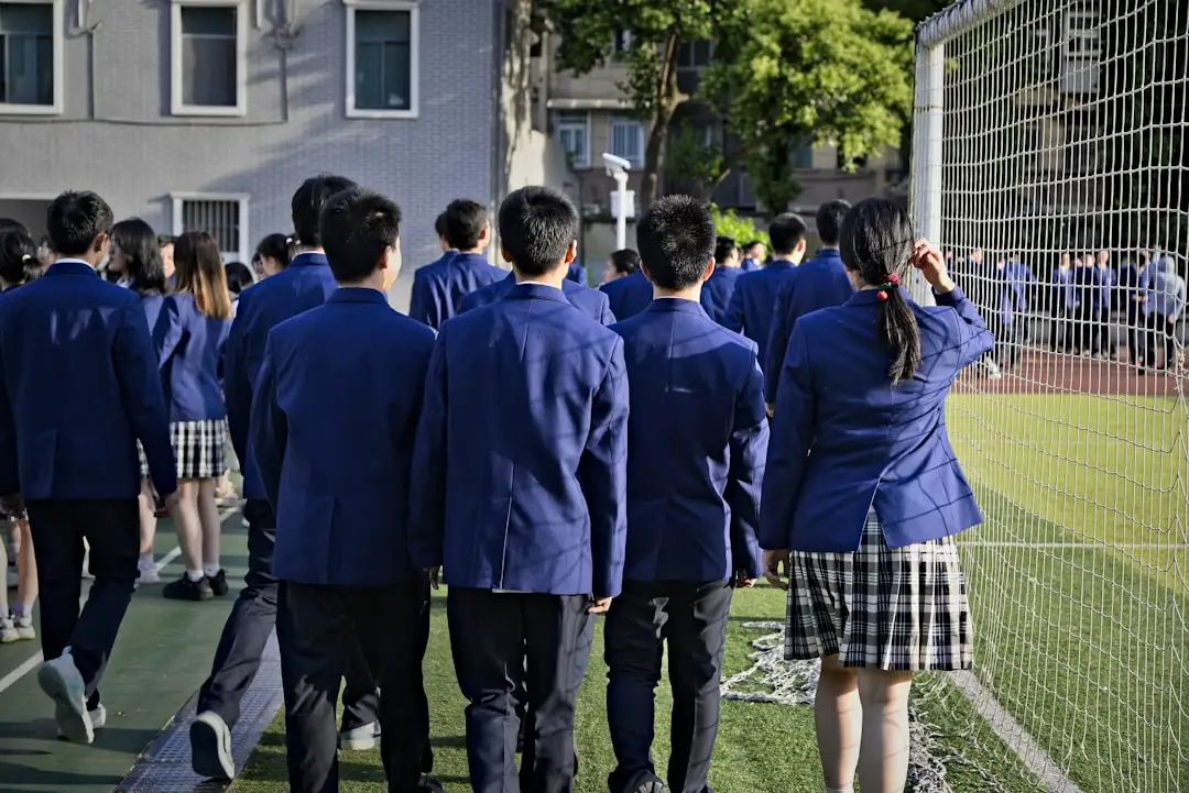学校餐饮托管服务对比：自营模式与专业托管运营的优劣势分析