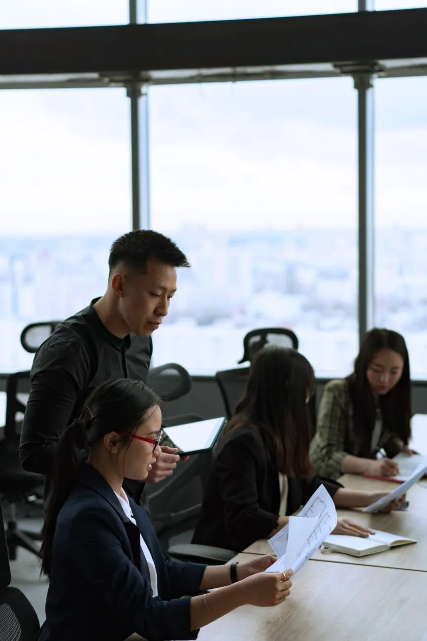 学校餐饮托管服务对比：自营模式与专业托管运营的优劣势分析